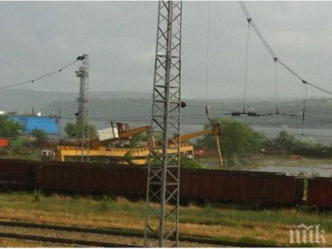 Буря връхлетя Варна, преобърна кран 