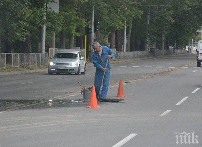 Отпушват шахти по улиците на Варна след пороя (снимки)
