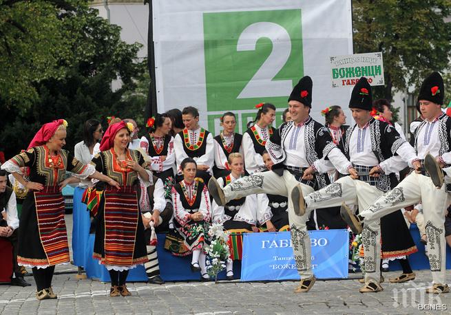 Шоу на БНТ докара танцьори пред храма Св. Александър Невски