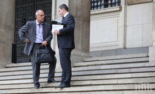 Тайна среща: Фаворитът за гуверньор Димитър Радев разговаря с Владислав Горанов в БНБ (снимки)
