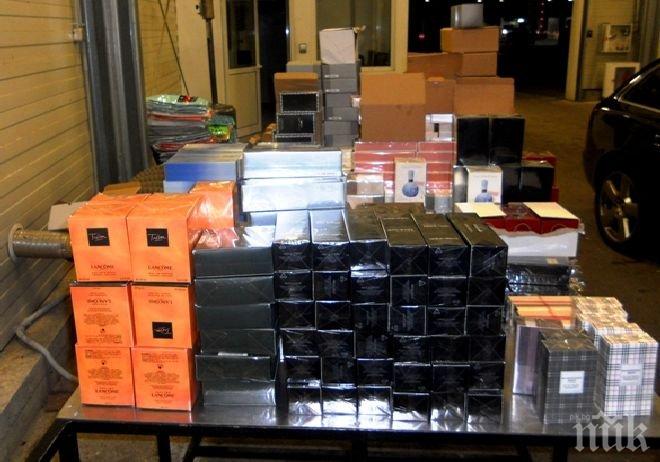 Митничари правят проверки на куфарни търговци