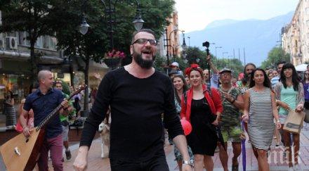 юни pif заснеха цветен клип новия сингъл юли