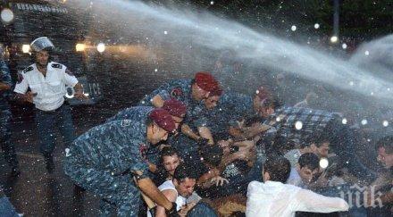 ереван продължават протестите властта
