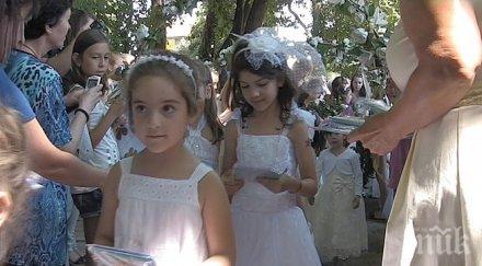 асеновград момиченце облечено бяло