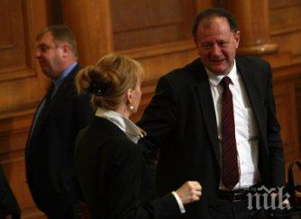 политиците бедни църковни мишки