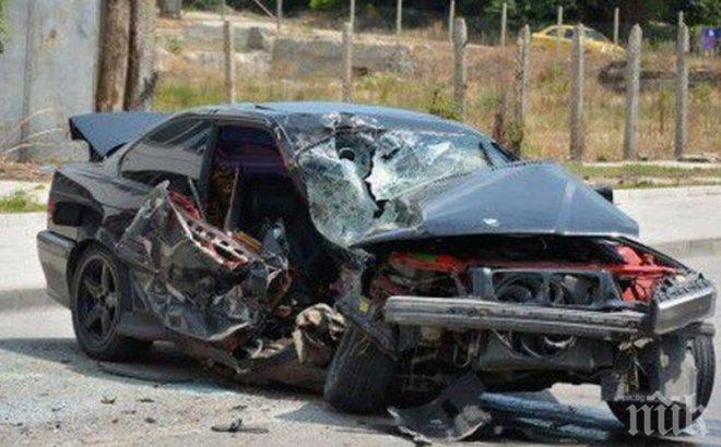 Свирепа катастрофа във Варна! БМВ удари микробус с над 100 км/ч (снимки)