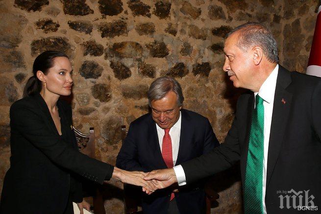  Анджелина Джоли  въвежда Шайло в хуманитарната мисия