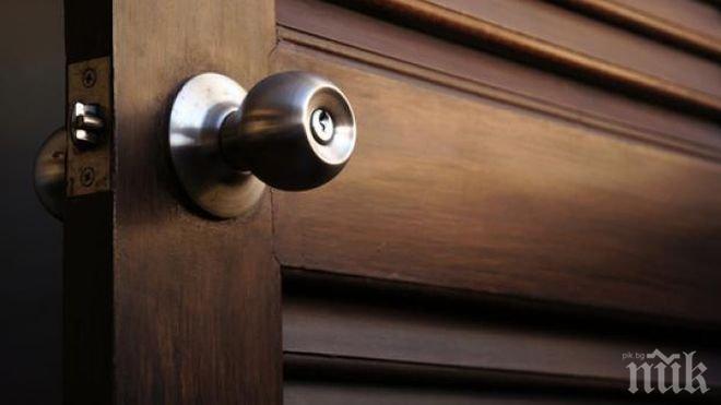 Умна дръжка за врата убива микроби