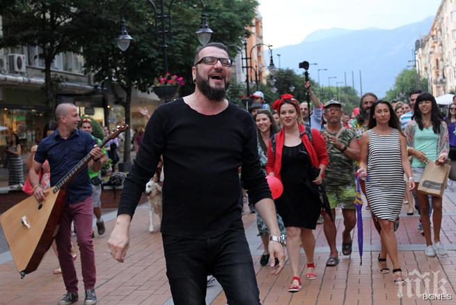 През юни P.I.F. заснеха цветен клип за най-новия сингъл Юли