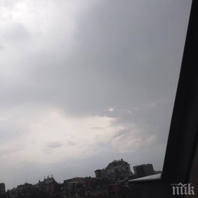 Мощна буря се изви над София! Порой залива улиците, гръмотевици и светкавици раздират небето, Булсатком се срина (снимки)