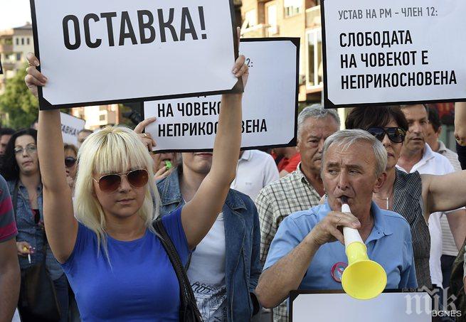 Повечето македонци вярват на бомбите на Заев