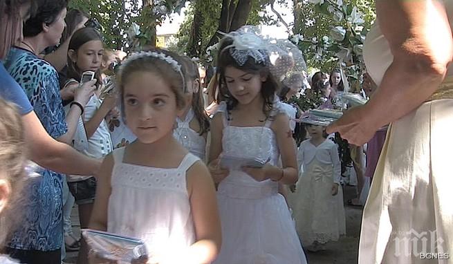 Асеновград днес е малко момиченце, облечено в бяло