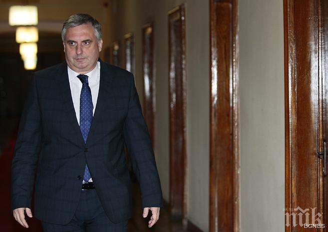 Калфин: Не е редно служителите в здравеопазването да имат различен статут