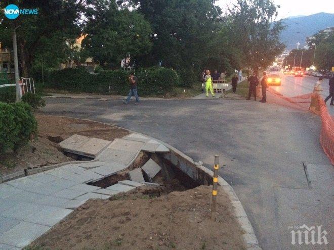 Дупката на бул. Черни връх, която бе асфалтирана, хлътна отново