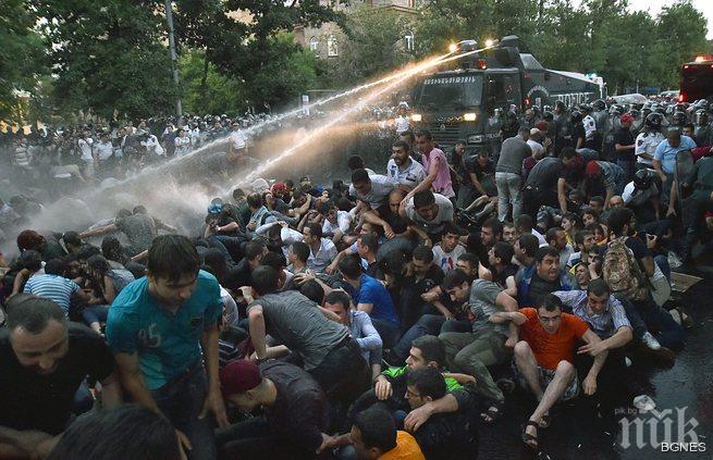 Хиляди арменци протестират срещу поскъпване на тока