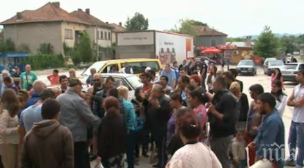 напрежението расте роми българи скочиха един друг село петровене снимки