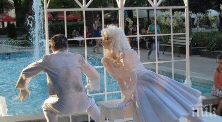 живи статуи музика танц населиха центъра русе