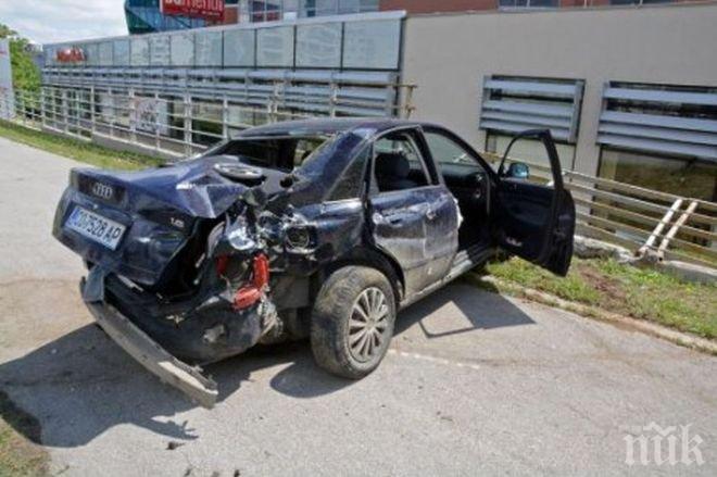 Ауди се натресе в ограда на столичния булевард България