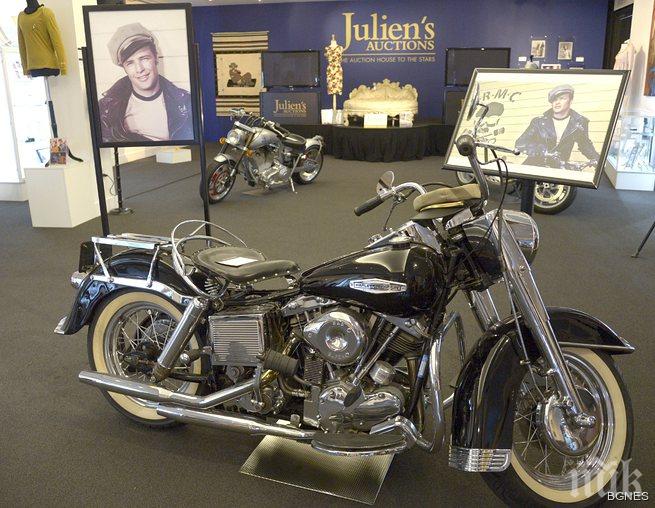 Продават мотоциклет на Марлон Брандо