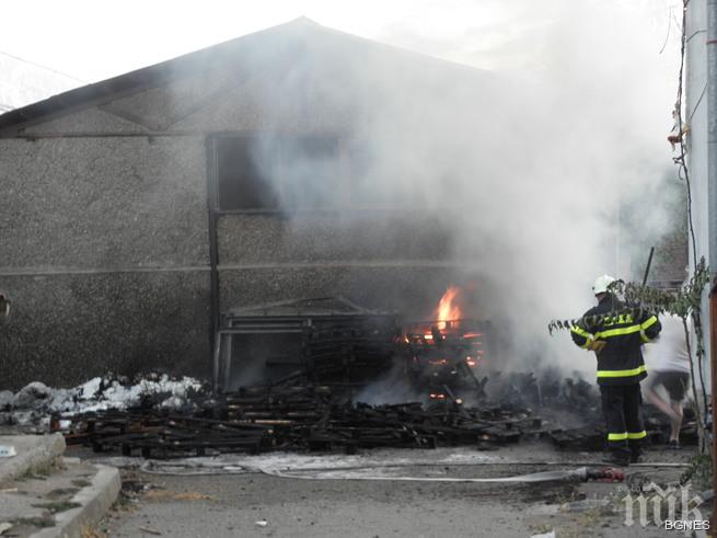 Овладяха пожар в складовата база на Областния кооперативен съюз в Благоевград