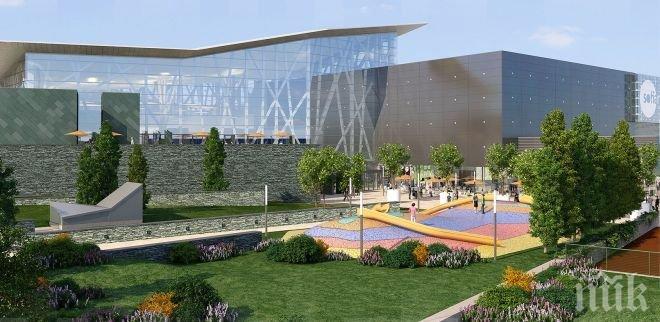 САМО в ПИК! Служителите на два луксозни ресторанта в Ринг мол, собственост на гърци, протестират: Не ни плащат заплатите, крият се нагло!