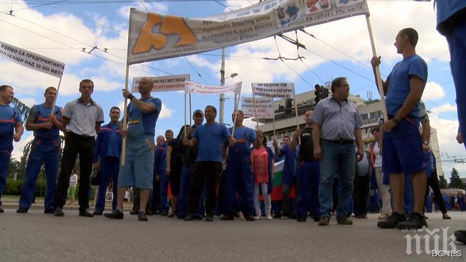 Хиляди на протест срещу поскъпването на промишлената енергия