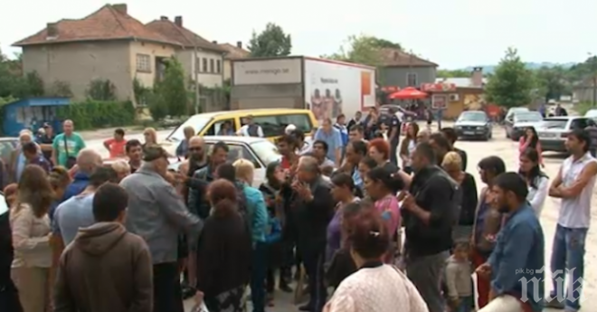 Напрежението расте! Роми и българи скочиха един срещу друг и в село Петровене (снимки)