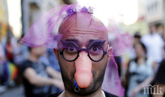 Човек-пенис плаши хора в Норвегия (видео)