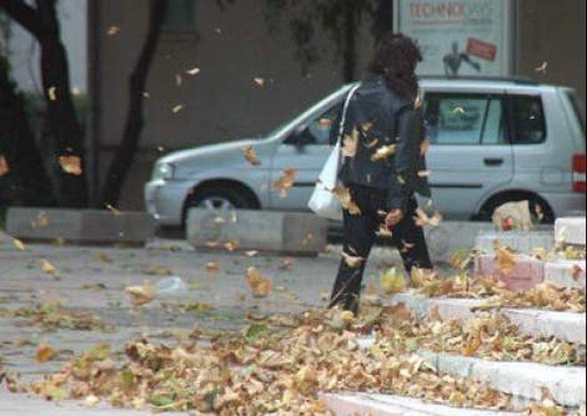 Хладно и ветровито, на места ще превали