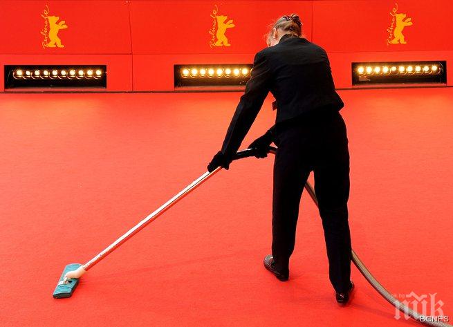 Продавачка гони крадци с прахосмукачка