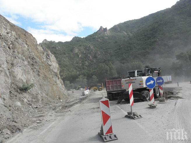 Изместват с 10 м трасето на Е-79 при свлачището в Кресненското дефиле