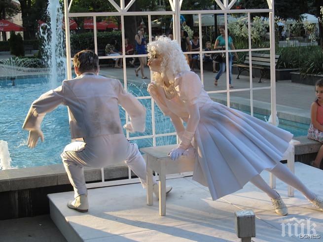 Живи статуи с музика и танц населиха центъра на Русе