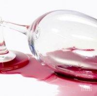 Страховит екшън! Пиян баща опита да убие сина си с чаша, пълна с ракия!