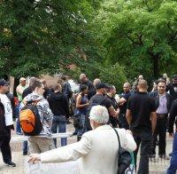 Първо в ПИК: Протестиращите срещу гей парада в София започнаха да се събират (снимки)