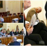 Само в ПИК! Куриоз - гражданин заспа на заседание на парламентарна комисия! Събуди го Кирил Домусчиев! (снимки)