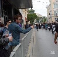 Вижте как ескалира конфликтът между Явор Бахаров и анти-гей парада! Ето как полицията спаси актьора (снимки)