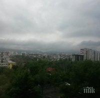 Зимата насред лято продължава! В неделя градусите остават ниски, ще вали и гърми, поне няма да има сняг