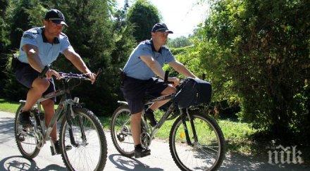 велополицаи патрулират морската градина