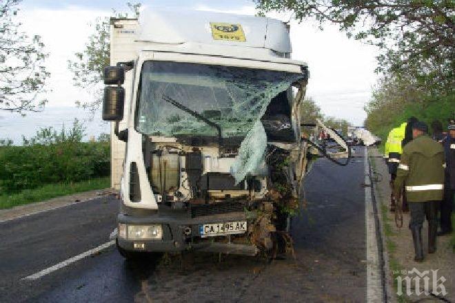 ПИК TV: Тежка катастрофа между ТИР и кола на пътя Русе-Бяла