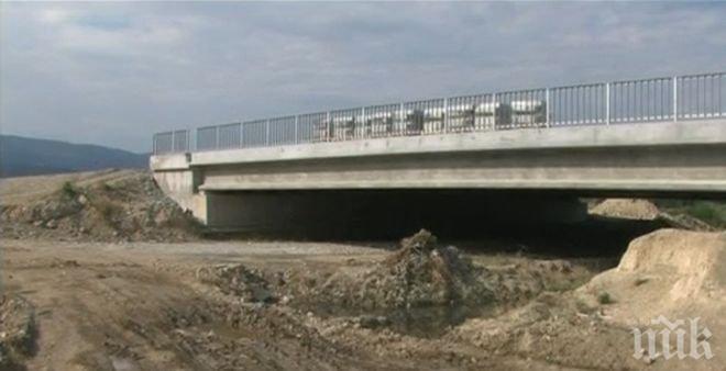 Нов мост отряза пътя на земеделци до нивите им
