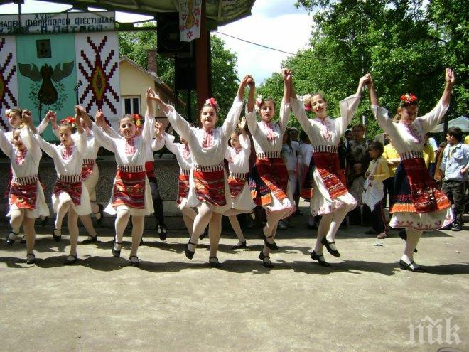 В Берковица борят стреса с български народни танци