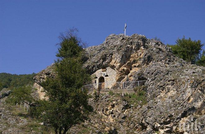 В 21 век! В Трън няма пътища, хората ходят пеша до различните махали