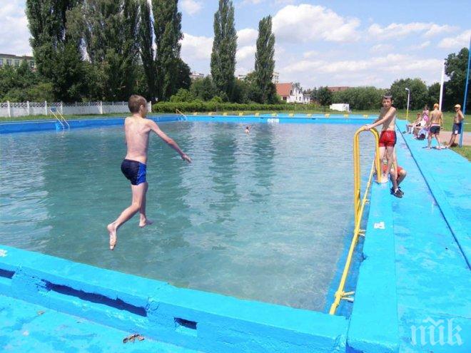 Очите почервеняват не от хлора в басейна, а от урината