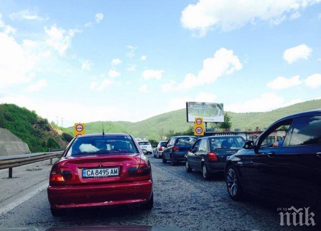 Километрични задръствания в началото на Кресненското дефиле