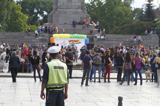 Участниците в София прайд започнаха да се събират, полиция и жандармерия ги пазят (снимки)