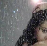 Уау! Голата Селена Гомез се пипа под душа (горещо видео)