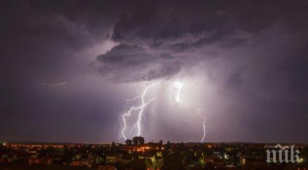 есенното лято продължава пълна сила грабвайте чадърите якетата студ проливни дъждове очакват