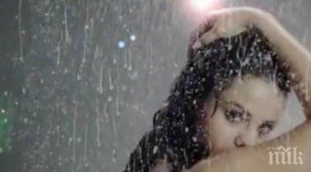 уау голата селена гомез пипа душа горещо видео