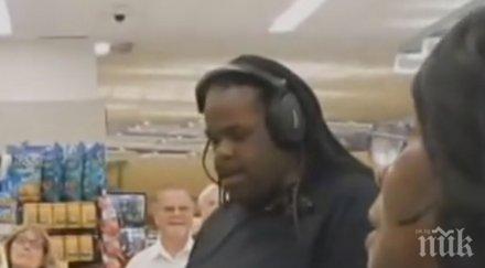 човек застана средата голям супермаркет направи впечатли всички