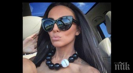 топлес николета показа горещо дупе снимка